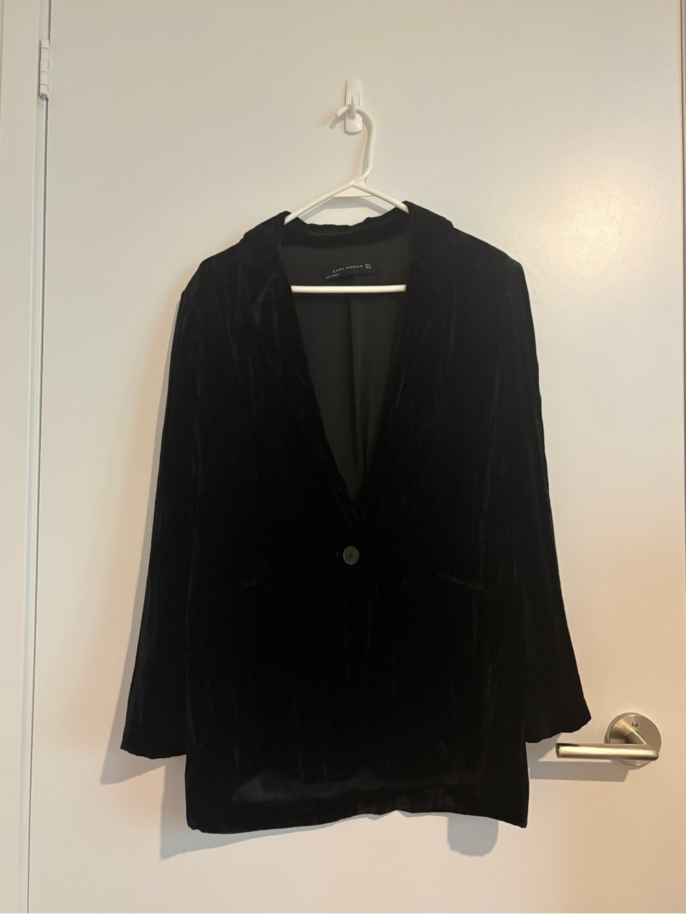 Black velvet women’s blazer Zara